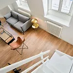 Duplex 2 Bedrooms 2 Bath Lägenhet